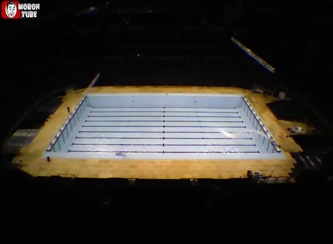 Video :The expedited building of an Olympic-style pool in a basketball arena